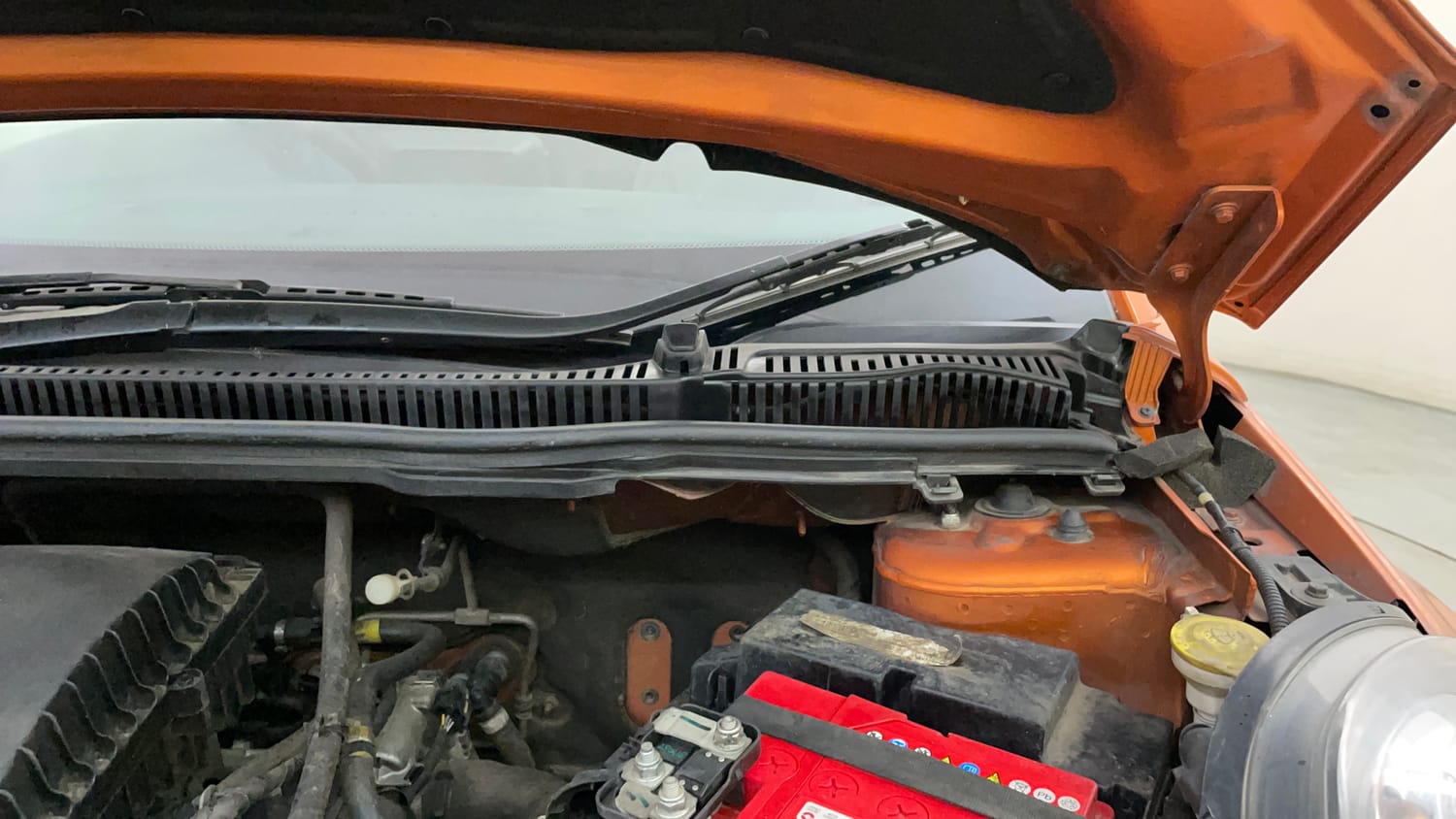 Used 2018 Tata Nexon XZ Plus Petrol Manual engine ENGINE LEFT SIDE HINGE & APRON VIEW