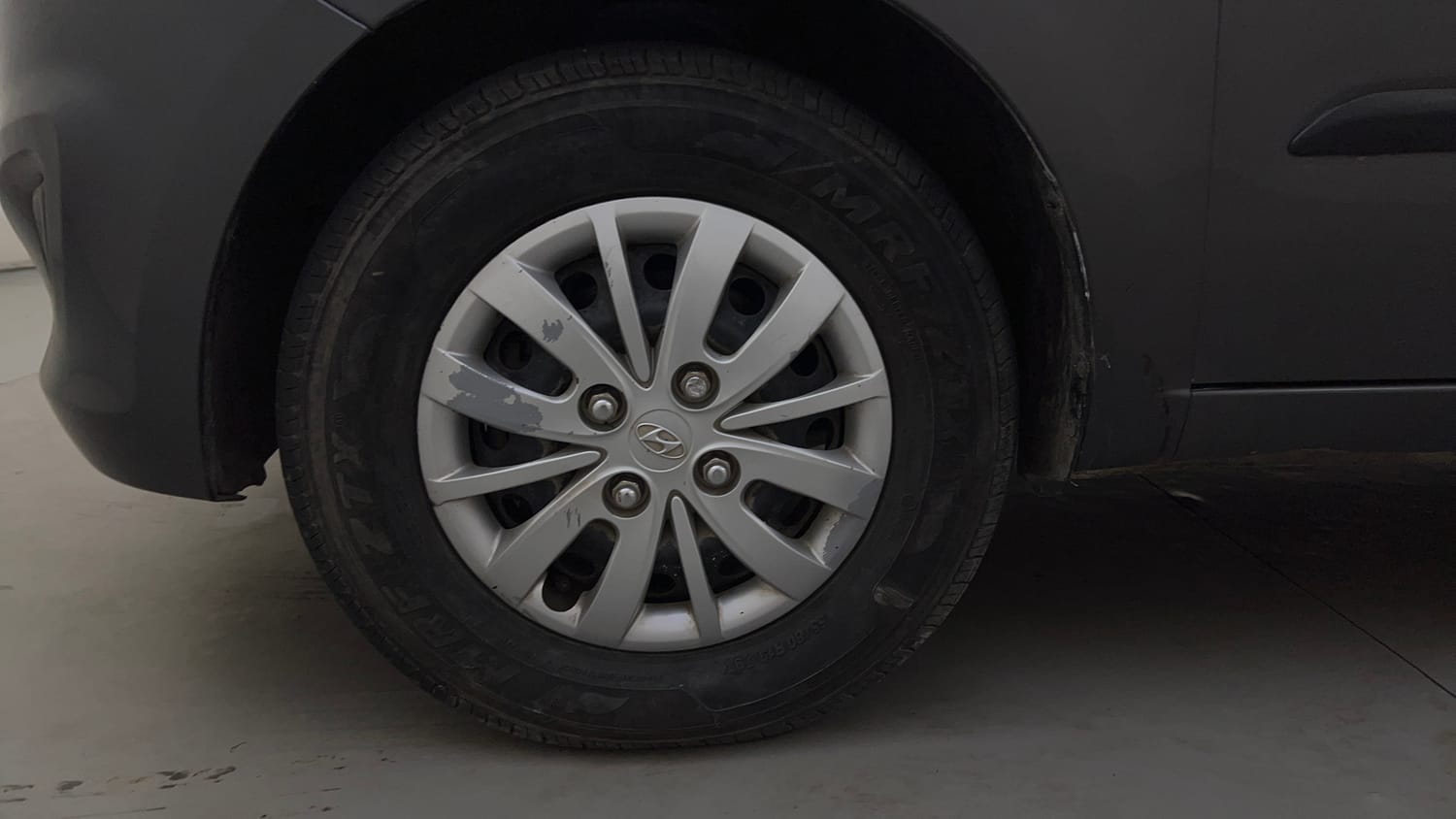 Used 2013 Hyundai i10 Magna 1.2 Kappa2 Petrol Manual tyres LEFT FRONT TYRE RIM VIEW