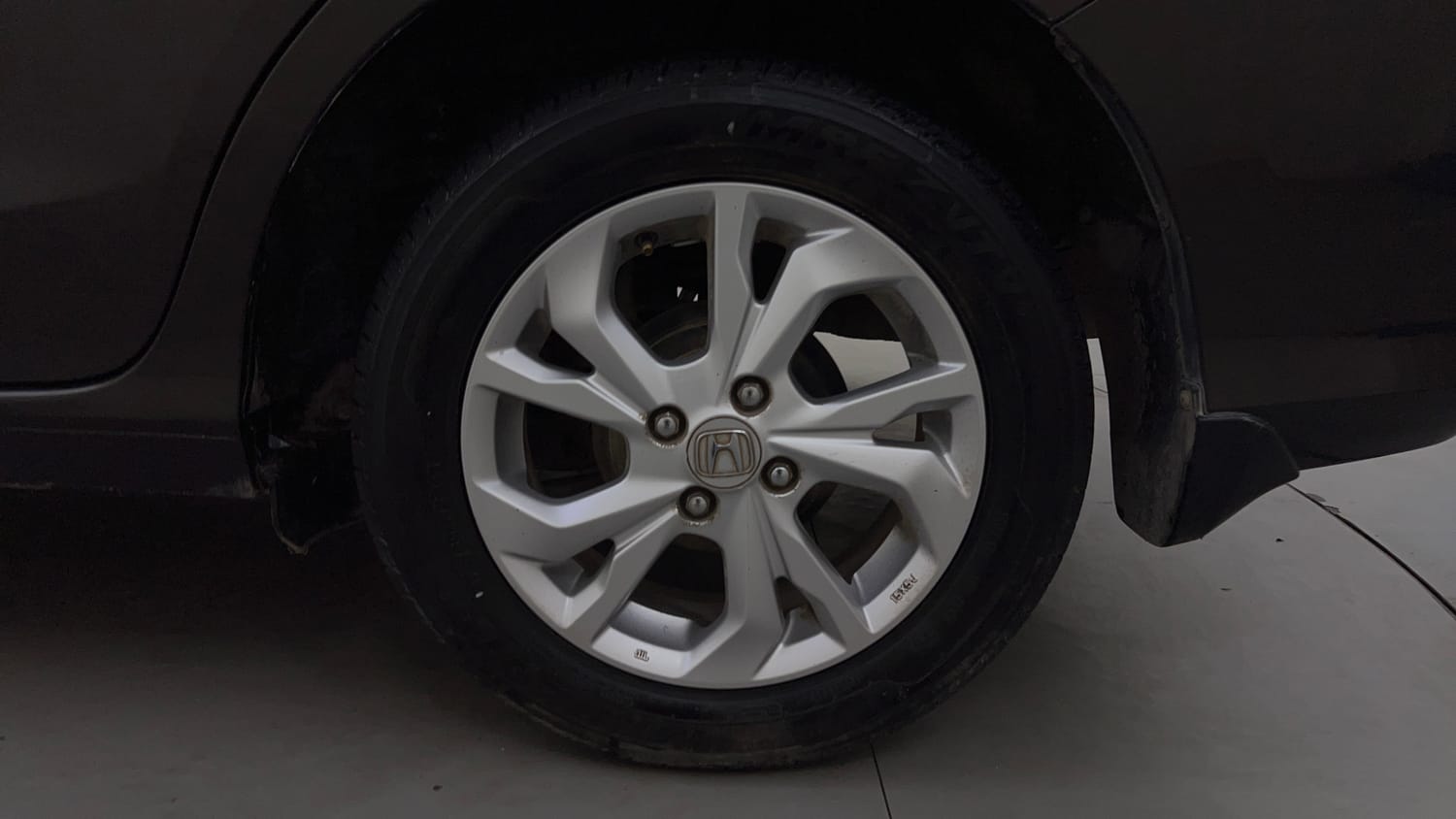 Used 2019 Honda Amaze 1.2 VX CVT Petrol Petrol Automatic tyres LEFT REAR TYRE RIM VIEW