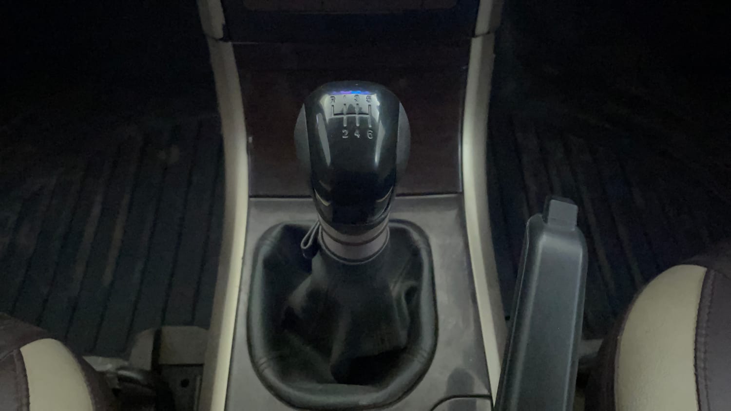 Used 2015 Mahindra XUV500 W6 Diesel Manual interior GEAR  KNOB VIEW