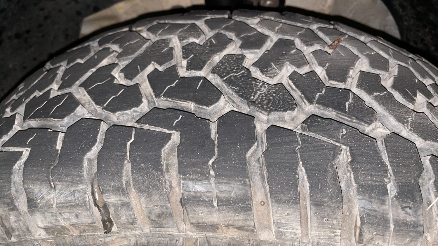 Used 2015 Mahindra XUV500 W6 Diesel Manual tyres LEFT FRONT TYRE TREAD VIEW
