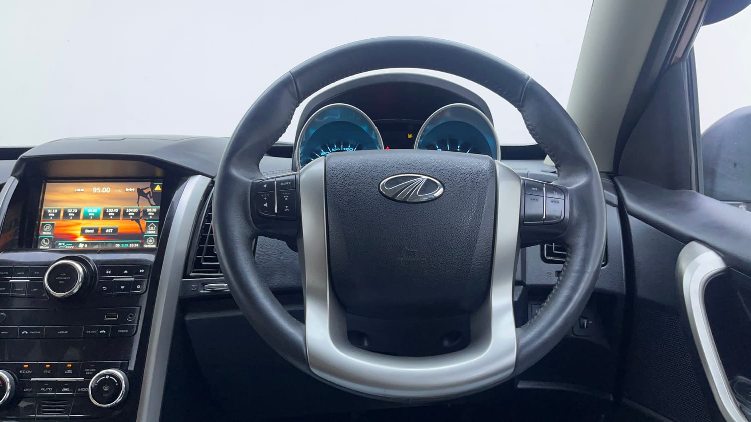 Used 2018 Mahindra XUV500 W11 AT Diesel Automatic interior STEERING VIEW