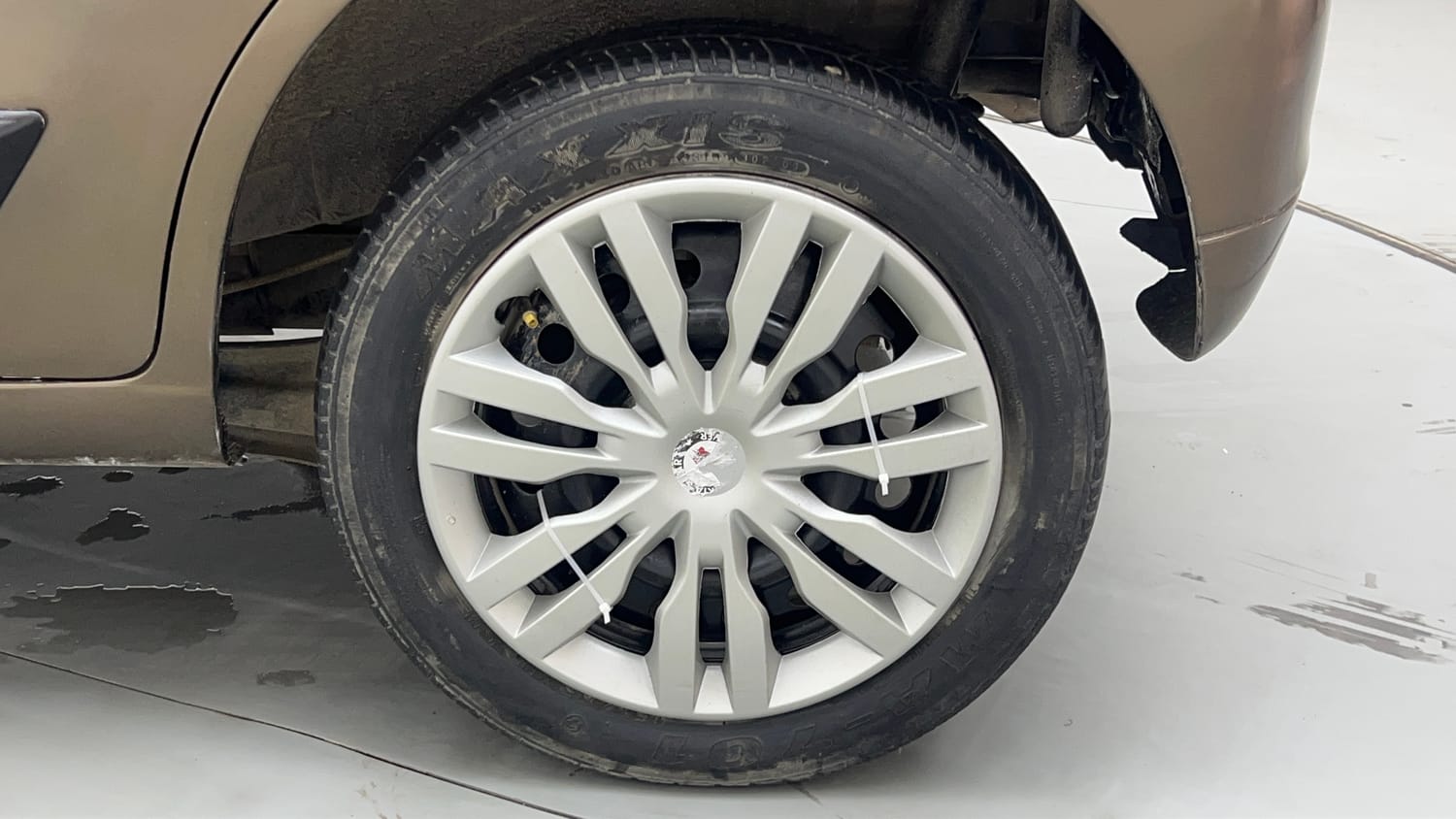 Used 2016 Maruti Suzuki Wagon R 1.0 VXI Petrol + CNG (Outside Fitted) Cng Manual tyres LEFT REAR TYRE RIM VIEW