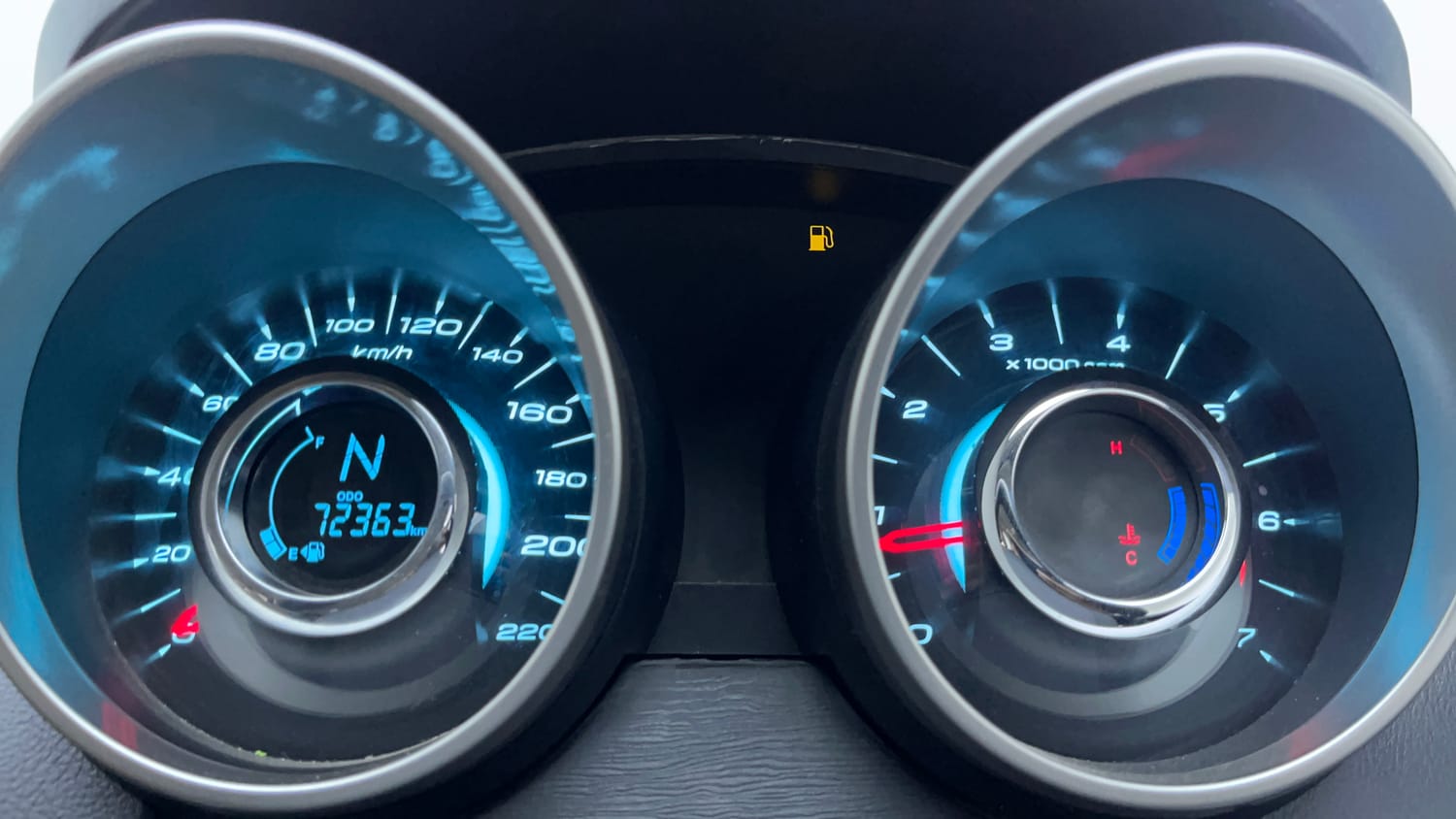 Used 2018 Mahindra XUV500 W11 AT Diesel Automatic interior CLUSTERMETER VIEW