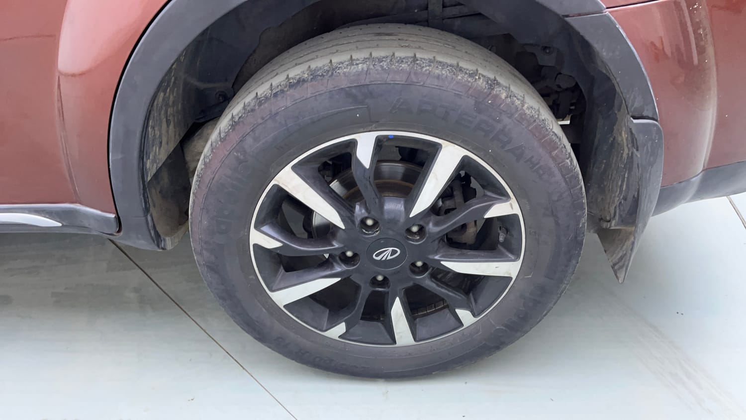 Used 2018 Mahindra XUV500 W11 AT Diesel Automatic tyres LEFT REAR TYRE RIM VIEW