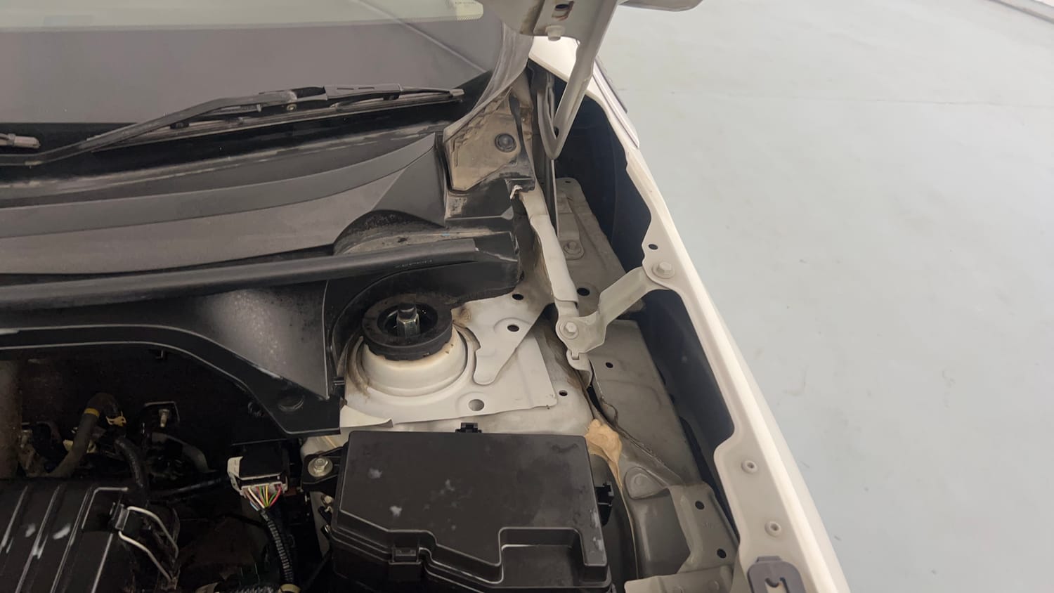 Used 2023 Honda Elevate ZX CVT Petrol Automatic engine ENGINE LEFT SIDE HINGE & APRON VIEW