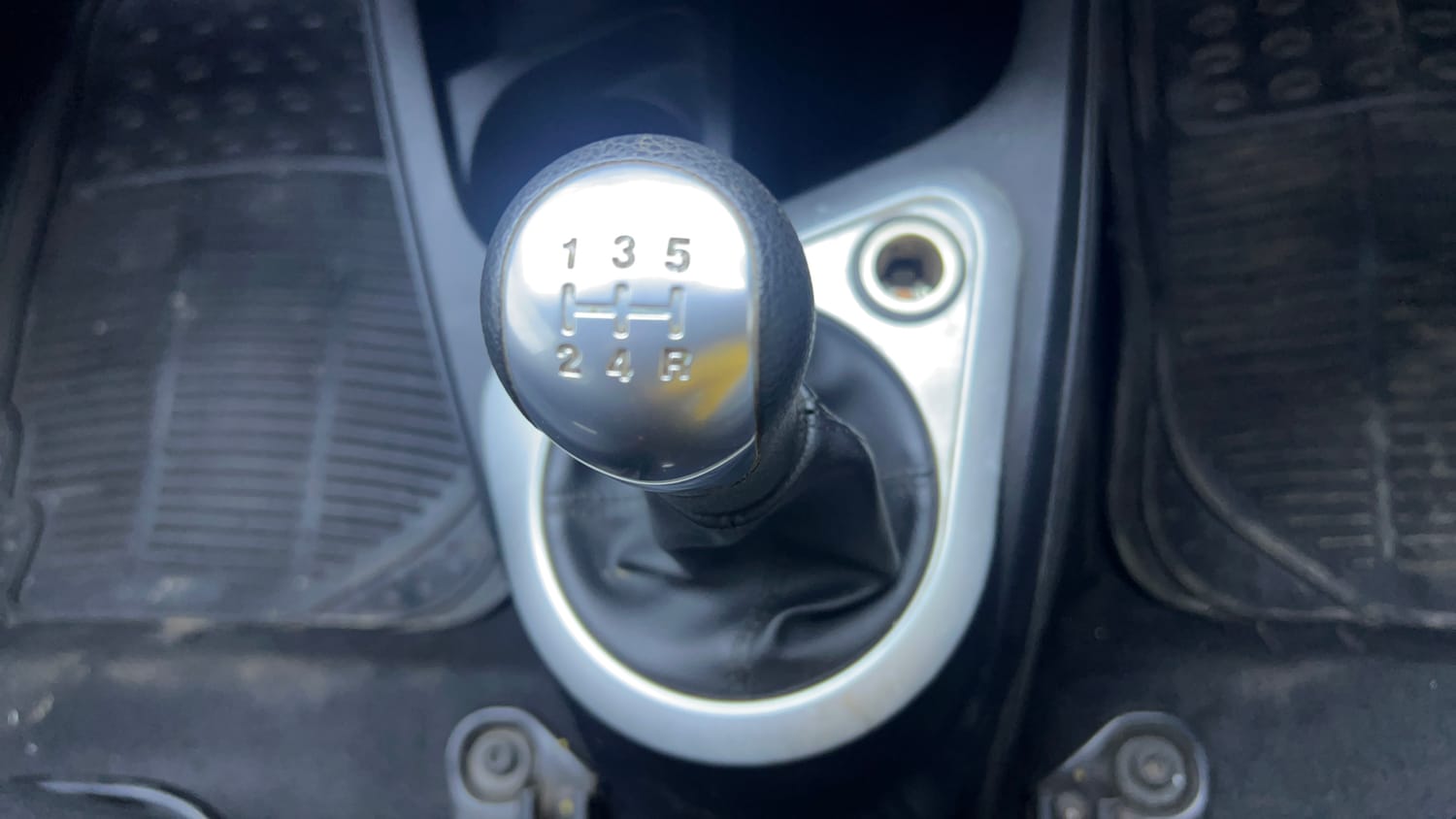 Used 2013 Ford Figo Duratec Petrol ZXI 1.2 Petrol Manual interior GEAR  KNOB VIEW