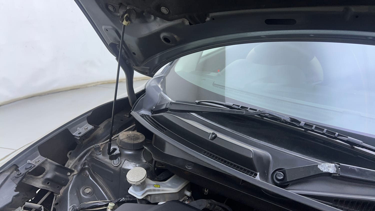 Used 2018 Maruti Suzuki Swift VDi AMT Diesel Automatic engine ENGINE RIGHT SIDE HINGE & APRON VIEW
