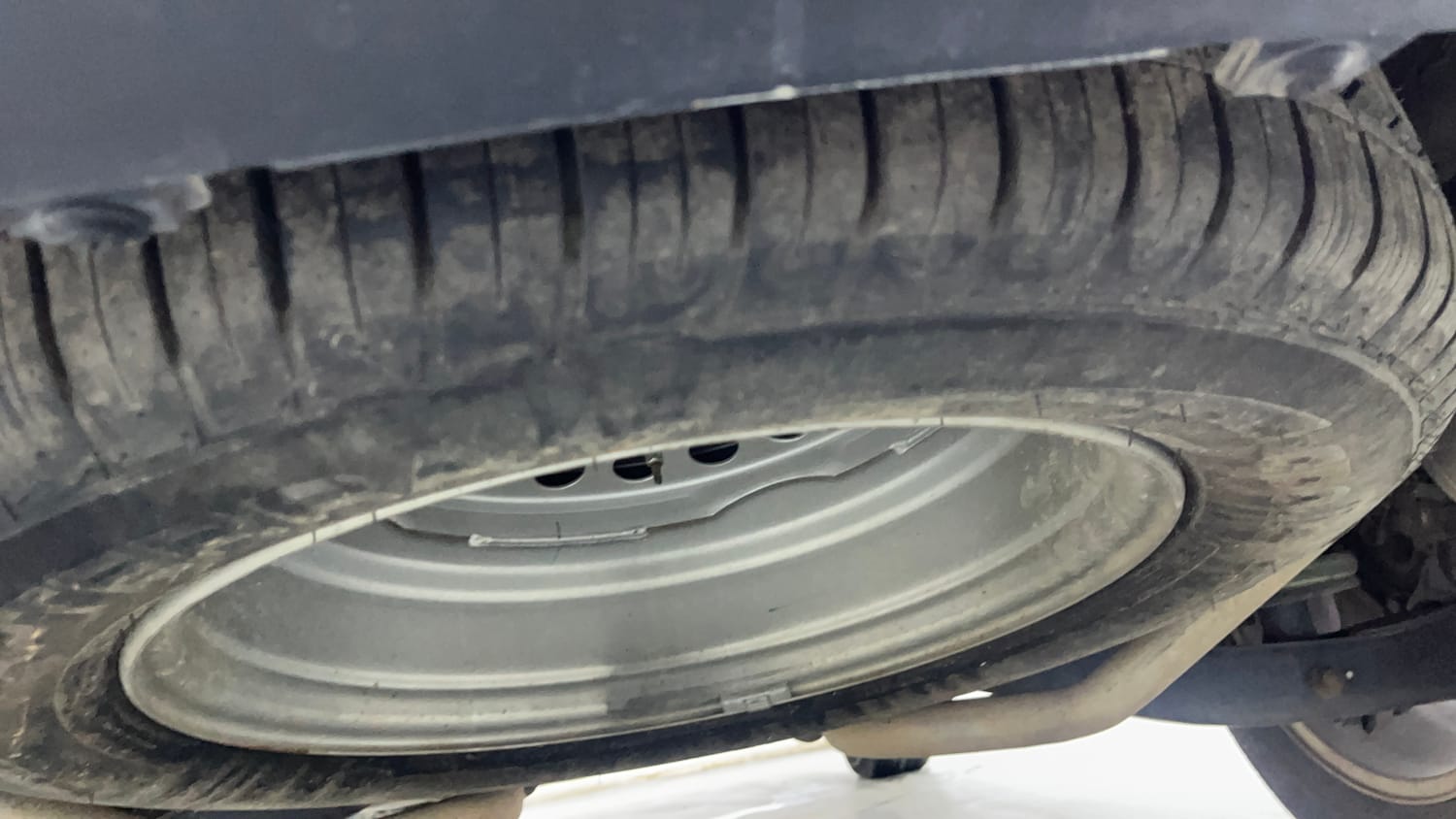 Used 2018 Mahindra XUV500 W11 AT Diesel Automatic tyres SPARE TYRE VIEW