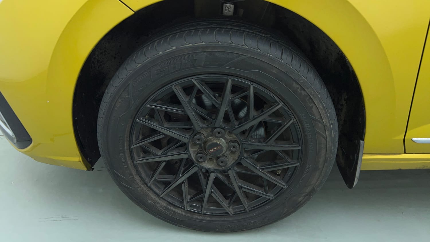 Used 2023 Volkswagen Virtus Highline 1.0 TSI AT Petrol Automatic tyres LEFT FRONT TYRE RIM VIEW