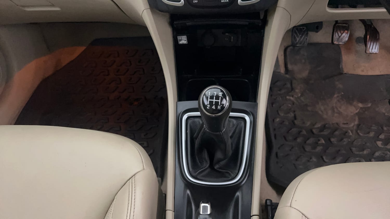 Used 2023 Maruti Suzuki Ciaz Alpha 1.5 Petrol Manual interior GEAR  KNOB VIEW