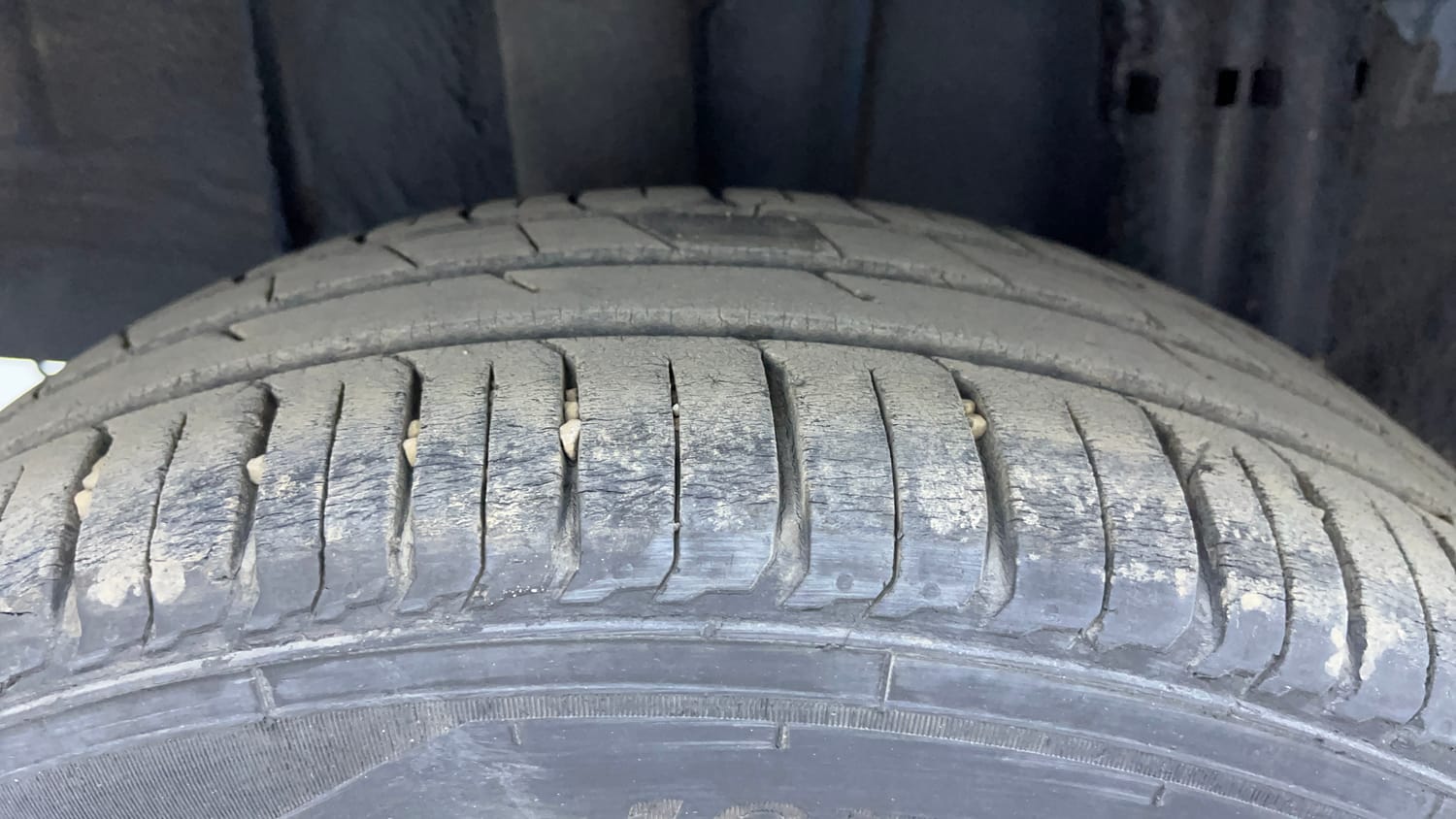 Used 2021 Renault Triber RXZ EASY-R AMT Dual Tone Petrol Automatic tyres RIGHT REAR TYRE TREAD VIEW