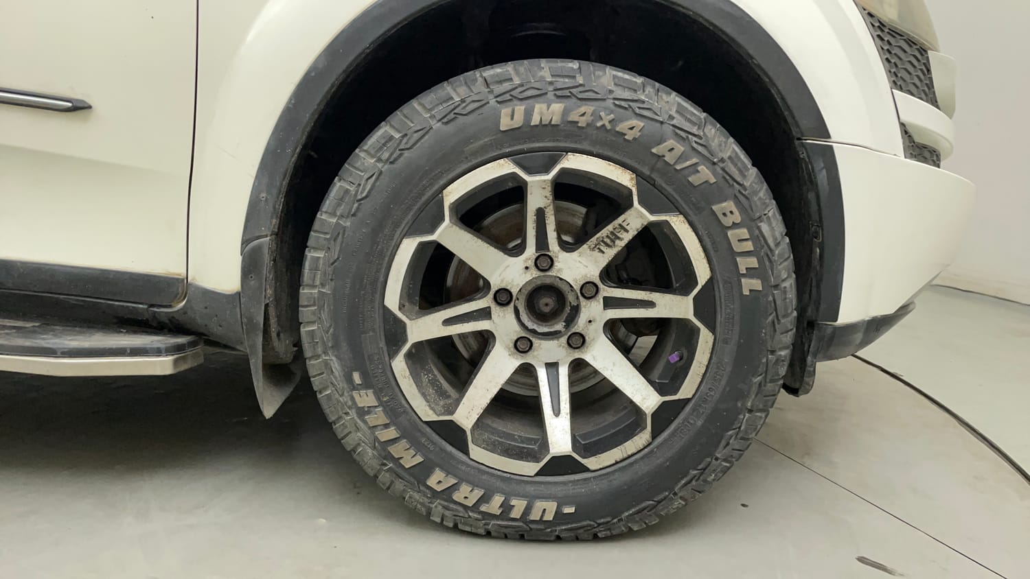 Used 2015 Mahindra XUV500 W6 Diesel Manual tyres RIGHT FRONT TYRE RIM VIEW