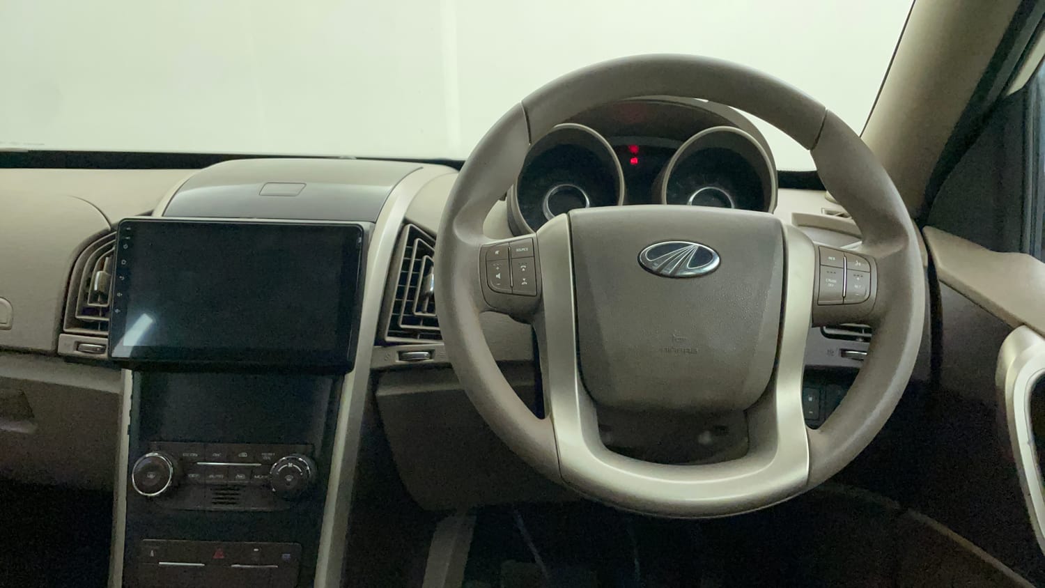 Used 2015 Mahindra XUV500 W6 Diesel Manual interior STEERING VIEW