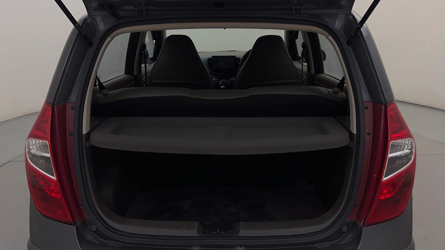 Used 2013 Hyundai i10 Magna 1.2 Kappa2 Petrol Manual interior DICKY INSIDE VIEW