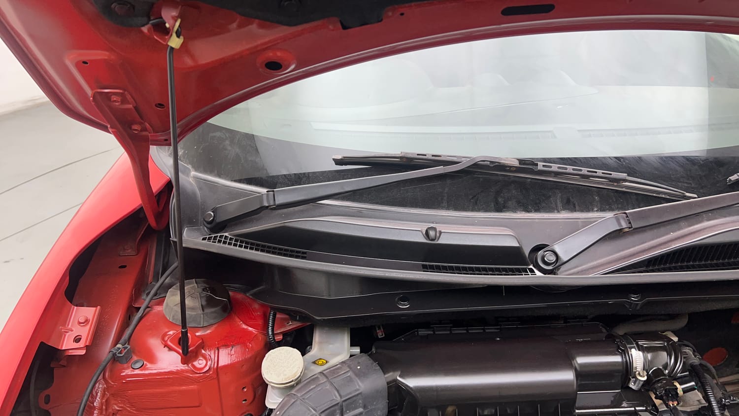 Used 2020 Maruti Suzuki Swift VXi AMT Petrol Automatic engine ENGINE RIGHT SIDE HINGE & APRON VIEW