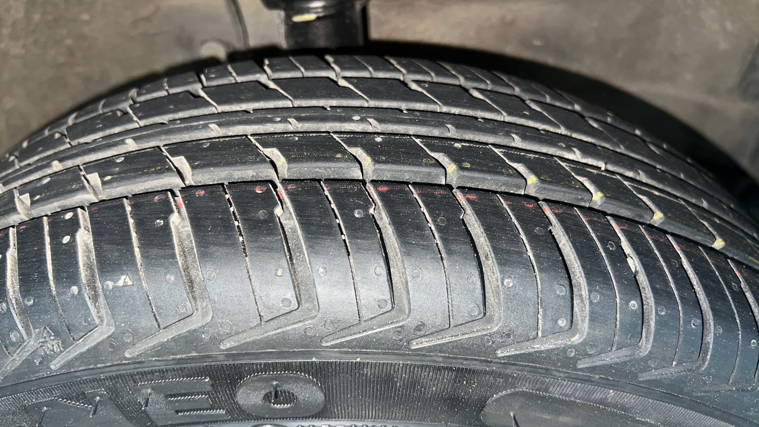 Used 2016 Maruti Suzuki Wagon R 1.0 VXI Petrol + CNG (Outside Fitted) Cng Manual tyres RIGHT FRONT TYRE TREAD VIEW
