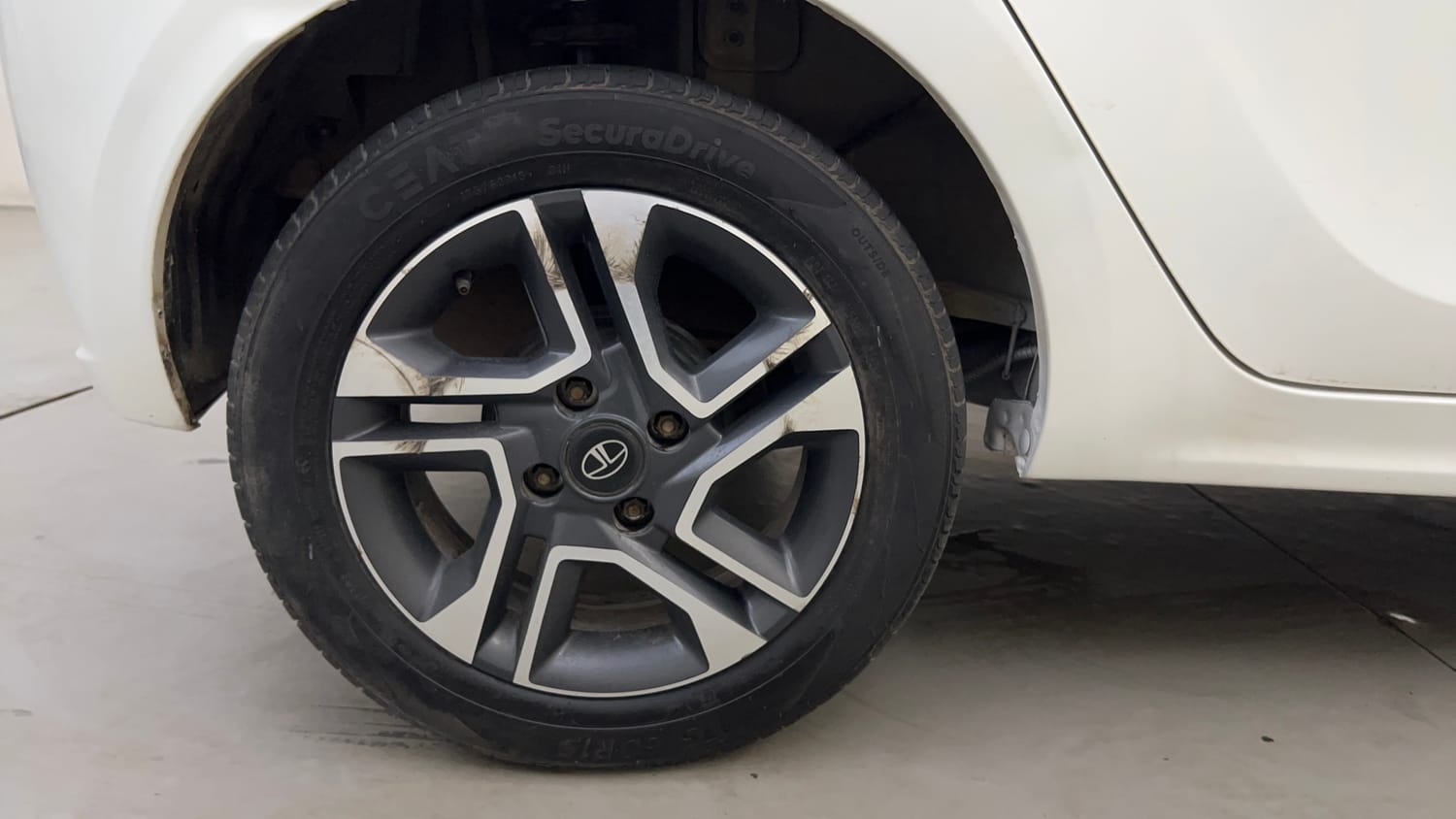 Used 2022 Tata Tiago XZA Plus Petrol Automatic tyres RIGHT REAR TYRE RIM VIEW