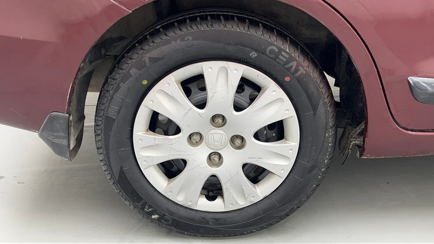 Used 2015 Honda Amaze 1.2 S i-VTEC Petrol Manual tyres RIGHT REAR TYRE RIM VIEW