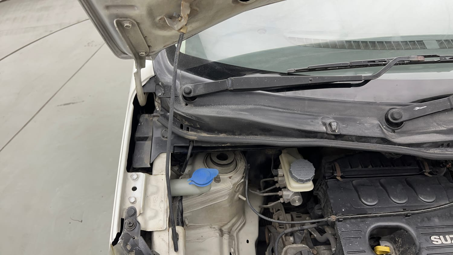Used 2013 Maruti Suzuki Wagon R LXI Petrol Manual engine ENGINE RIGHT SIDE HINGE & APRON VIEW