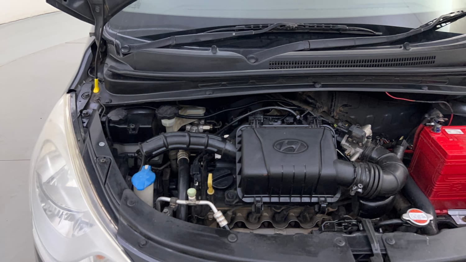 Used 2014 Hyundai i10 Era 1.1 iRDE2 Petrol Manual engine ENGINE RIGHT SIDE HINGE & APRON VIEW