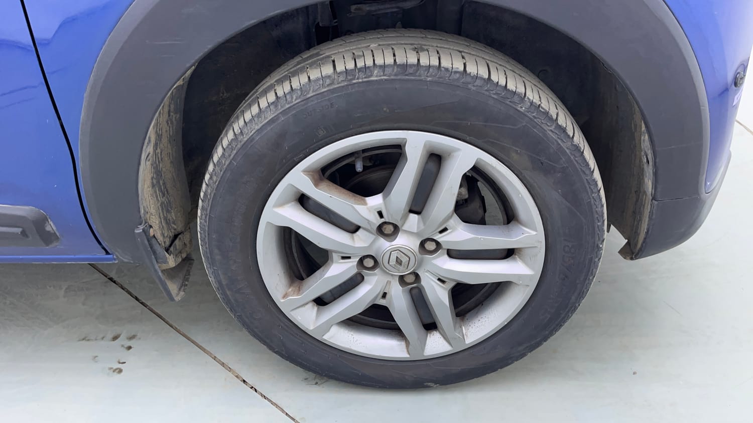 Used 2021 Renault Triber RXZ EASY-R AMT Dual Tone Petrol Automatic tyres RIGHT FRONT TYRE RIM VIEW