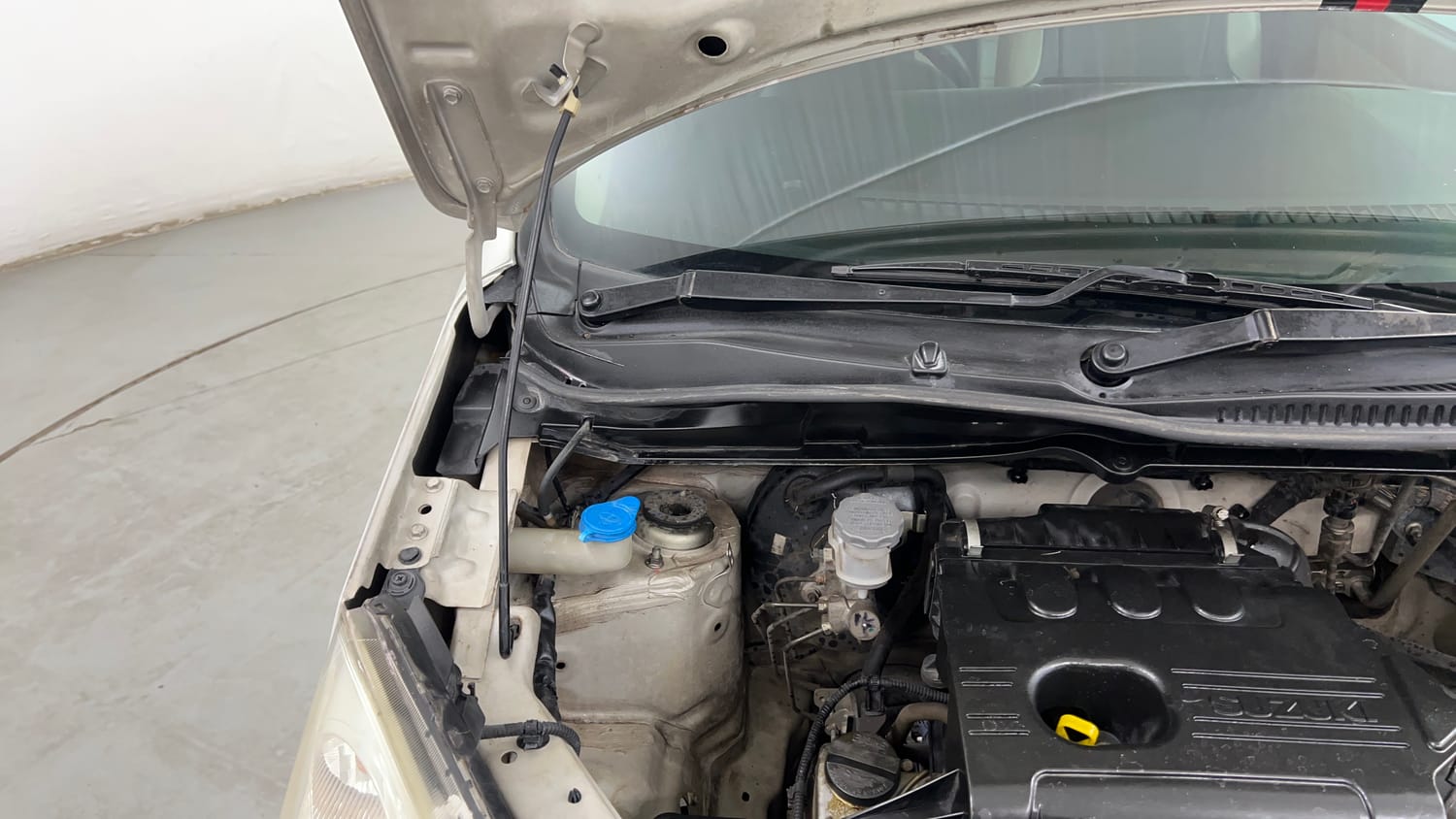 Used 2016 Maruti Suzuki Wagon R 1.0 VXI AMT Petrol Automatic engine ENGINE RIGHT SIDE HINGE & APRON VIEW