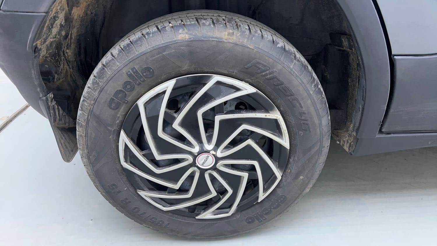 Used 2022 Tata Punch Pure MT Petrol Manual tyres RIGHT REAR TYRE RIM VIEW