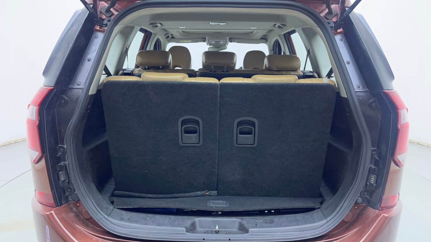 Used 2018 Mahindra XUV500 W11 AT Diesel Automatic interior DICKY INSIDE VIEW