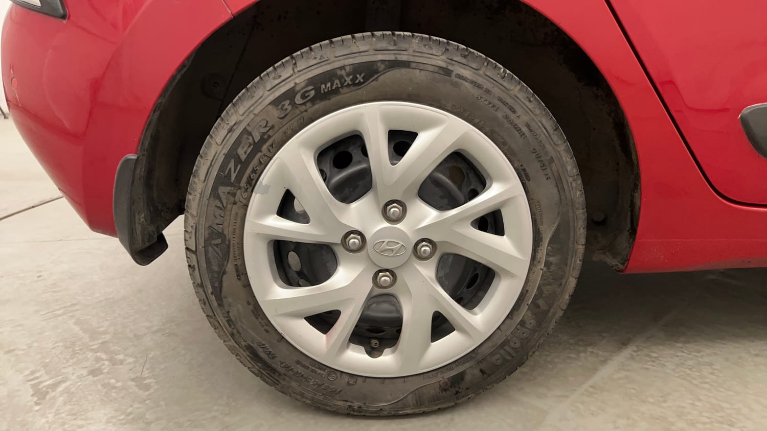 Used 2017 Hyundai Grand i10 Sportz (O) 1.2 Kappa VTVT Petrol Manual tyres RIGHT REAR TYRE RIM VIEW
