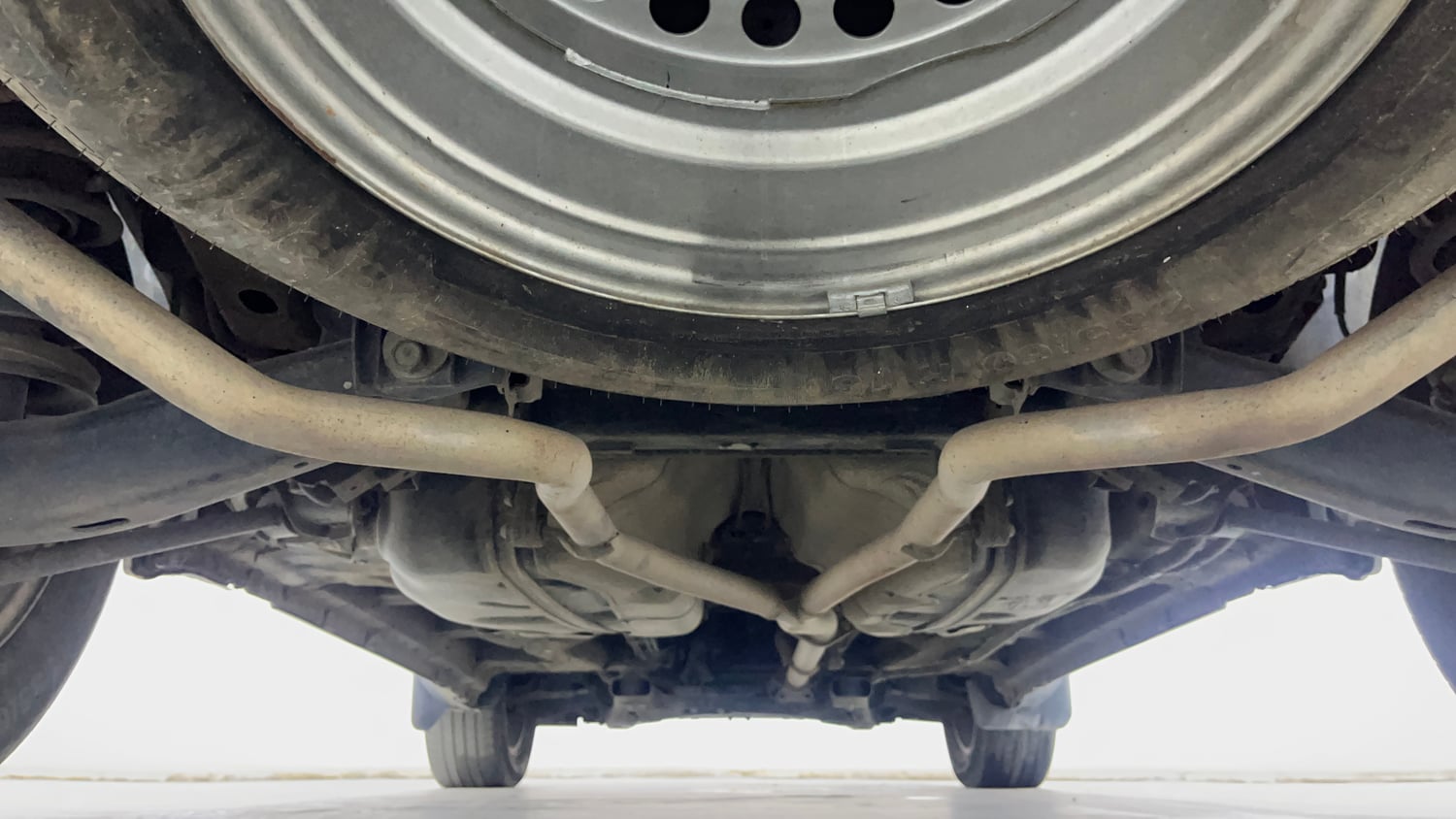 Used 2018 Mahindra XUV500 W11 AT Diesel Automatic extra REAR UNDERBODY VIEW (TAKEN FROM REAR)