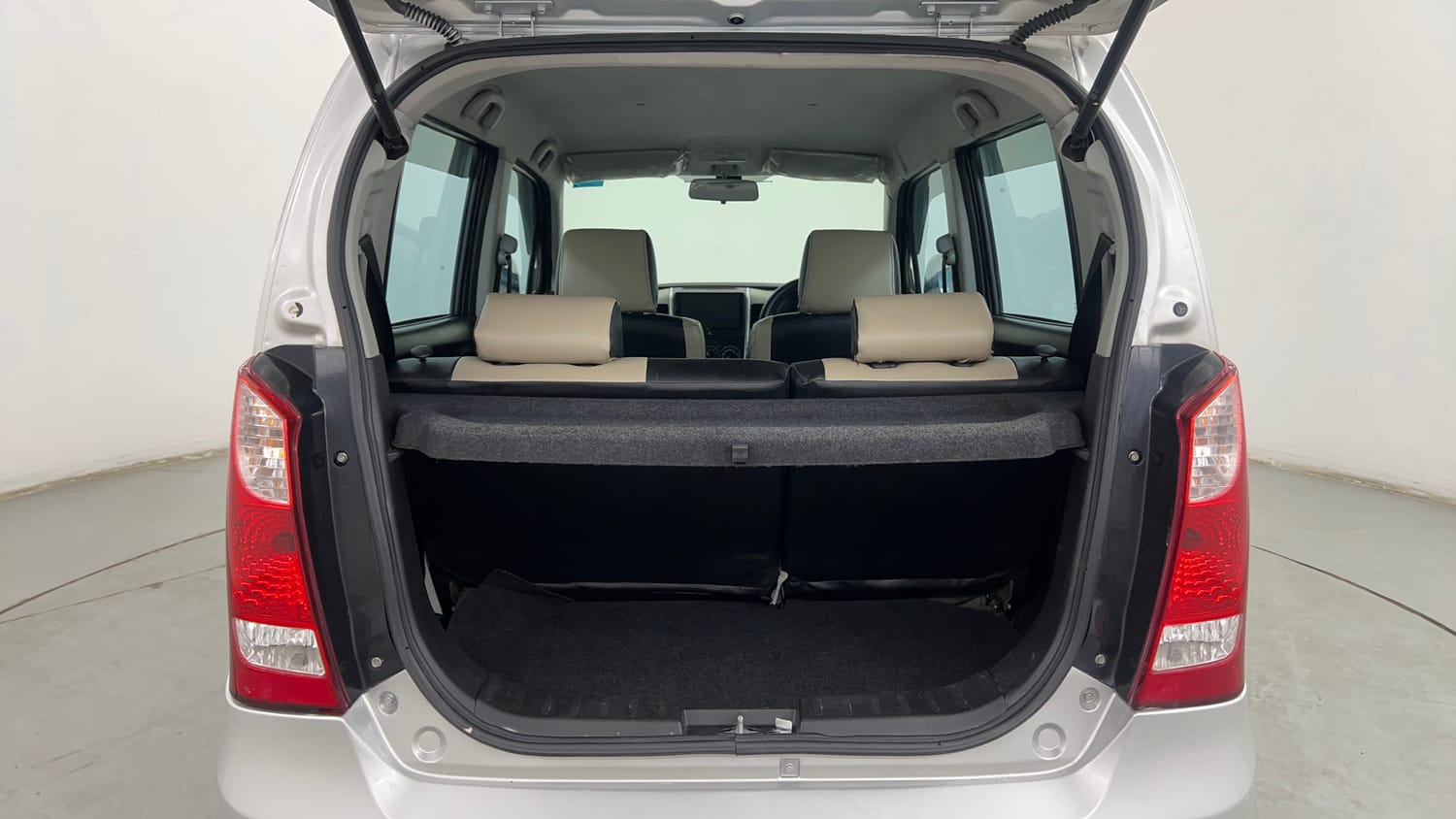 Used 2016 Maruti Suzuki Wagon R 1.0 VXI AMT Petrol Automatic interior DICKY INSIDE VIEW
