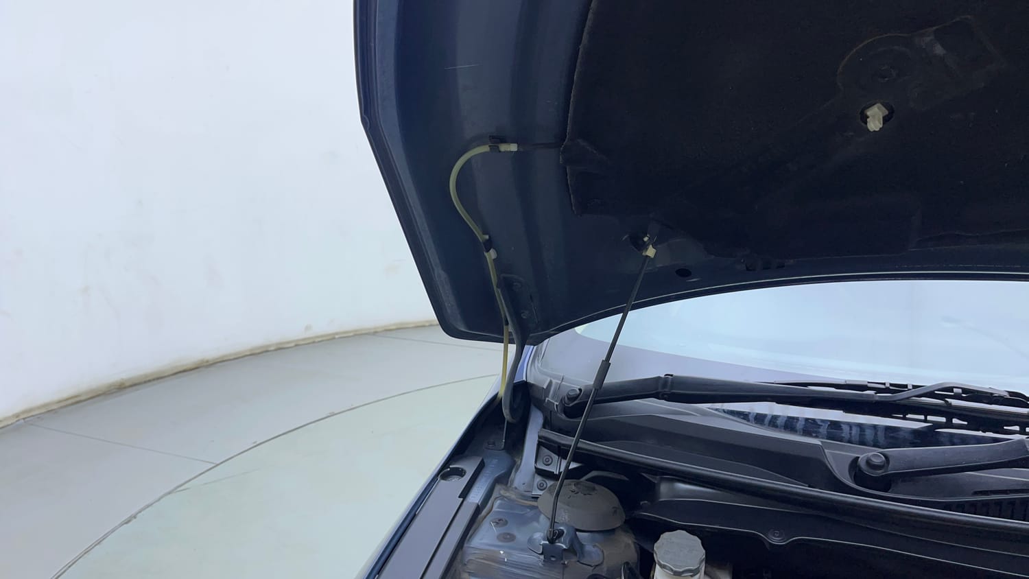 Used 2021 Maruti Suzuki Ciaz Alpha Hybrid 1.5 Petrol Manual engine ENGINE RIGHT SIDE HINGE & APRON VIEW