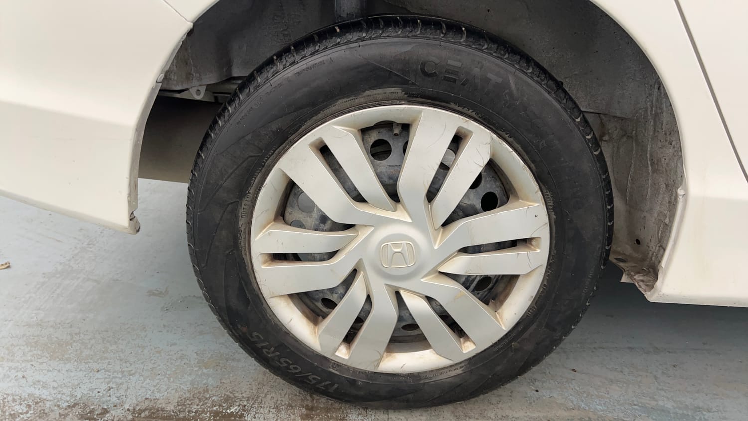 Used 2014 Honda City S Petrol Manual tyres RIGHT REAR TYRE RIM VIEW