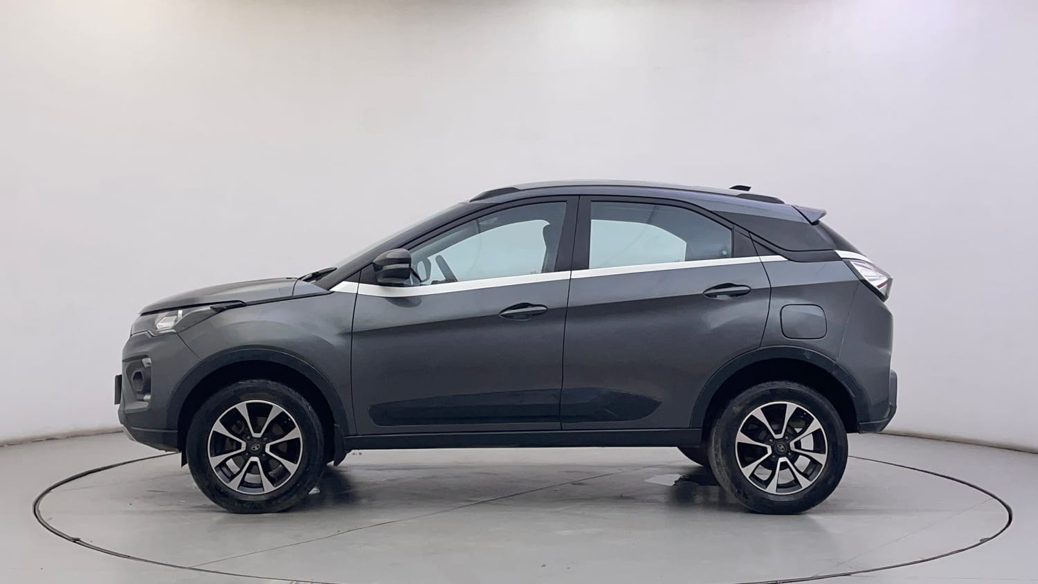 Used 2020 Tata Nexon XZ Plus Petrol Manual exterior LEFT SIDE VIEW