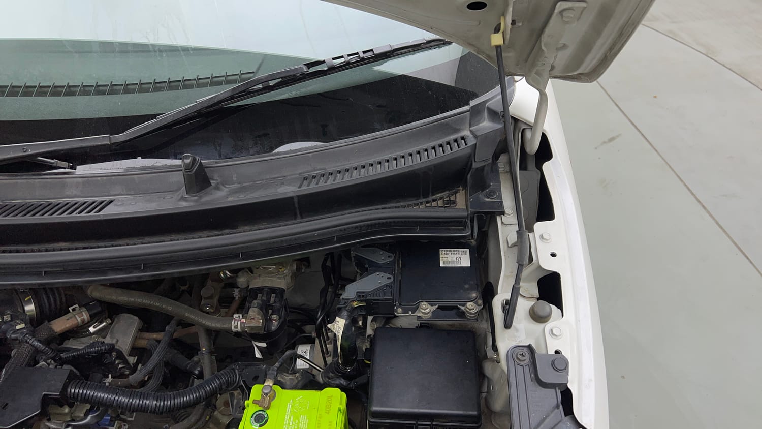 Used 2022 Maruti Suzuki Wagon R LXI 1.0 CNG Cng Manual engine ENGINE LEFT SIDE HINGE & APRON VIEW