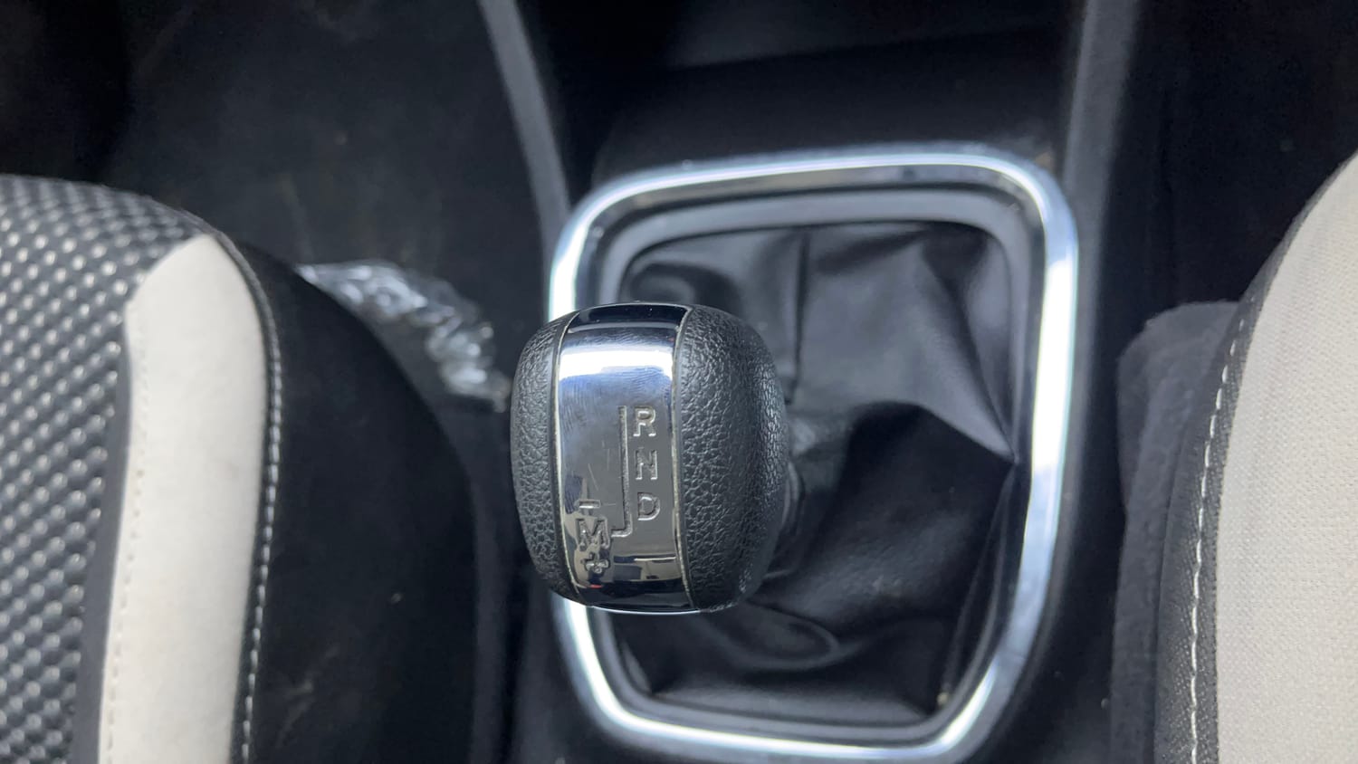 Used 2021 Renault Triber RXZ EASY-R AMT Dual Tone Petrol Automatic interior GEAR  KNOB VIEW