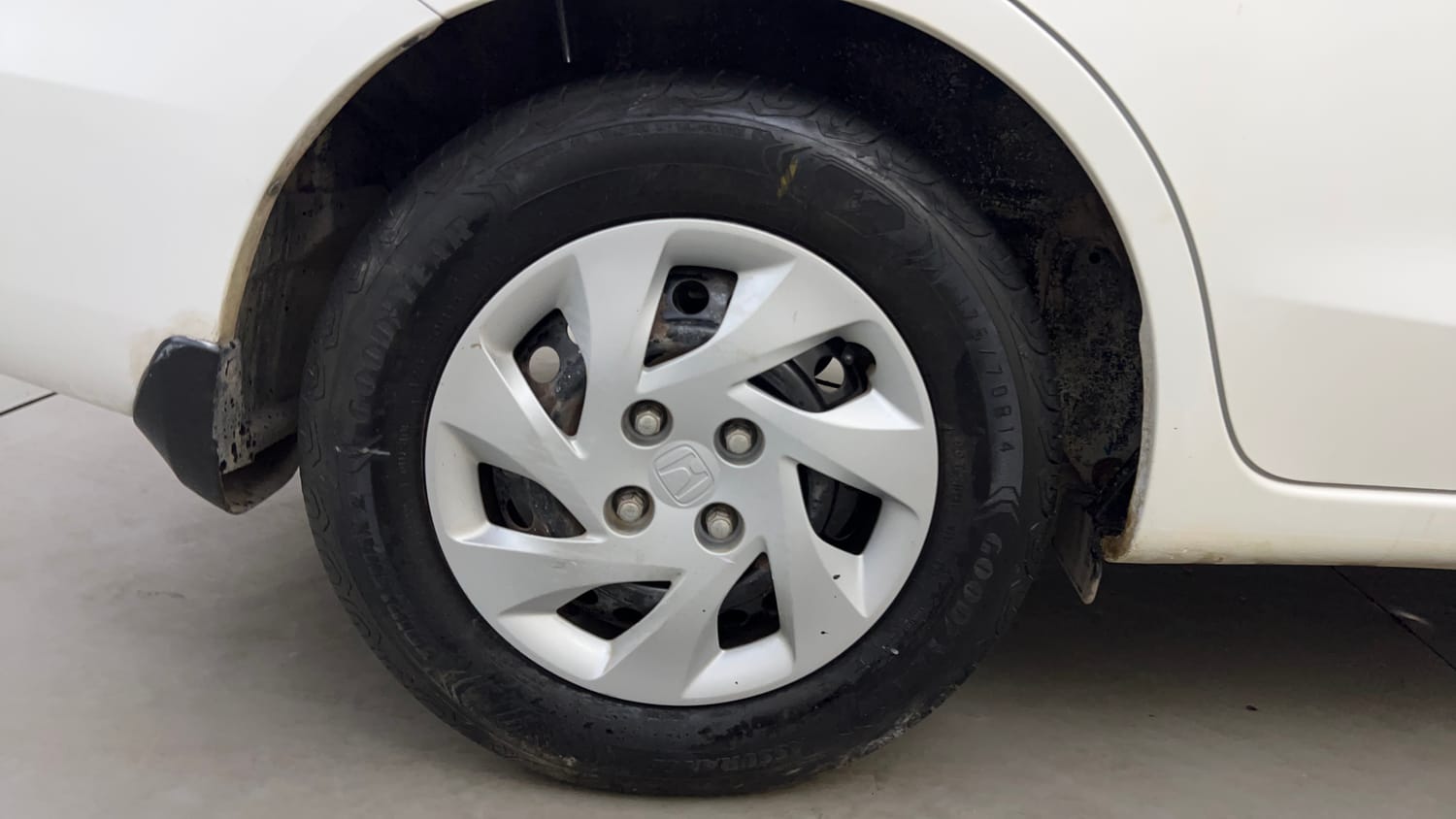 Used 2015 Honda Amaze 1.2 SX i-VTEC Petrol Manual tyres RIGHT REAR TYRE RIM VIEW
