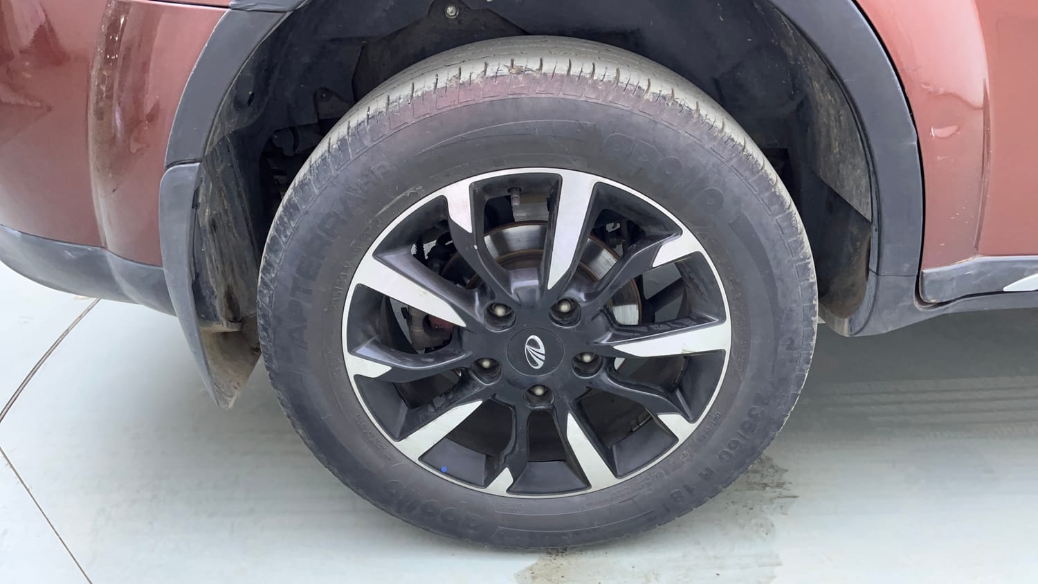 Used 2018 Mahindra XUV500 W11 AT Diesel Automatic tyres RIGHT REAR TYRE RIM VIEW