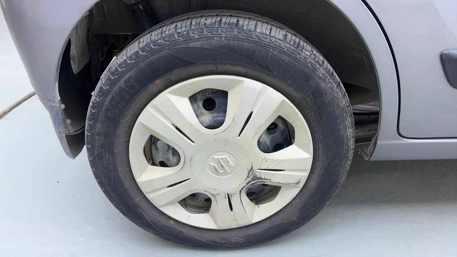 Used 2017 Maruti Suzuki Wagon R 1.0 VXI AMT Petrol Automatic tyres RIGHT REAR TYRE RIM VIEW