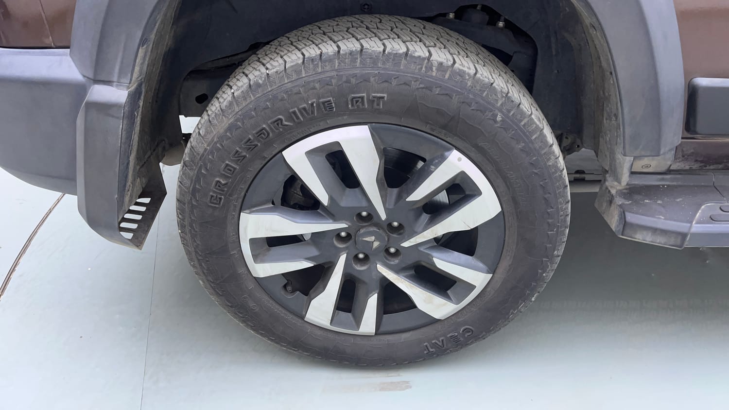 Used 2024 Mahindra Thar Roxx AX7 L Diesel AT 2WD Diesel Automatic tyres RIGHT REAR TYRE RIM VIEW