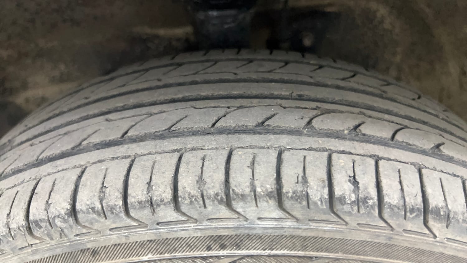 Used 2016 Maruti Suzuki Wagon R 1.0 VXI AMT Petrol Automatic tyres LEFT FRONT TYRE TREAD VIEW