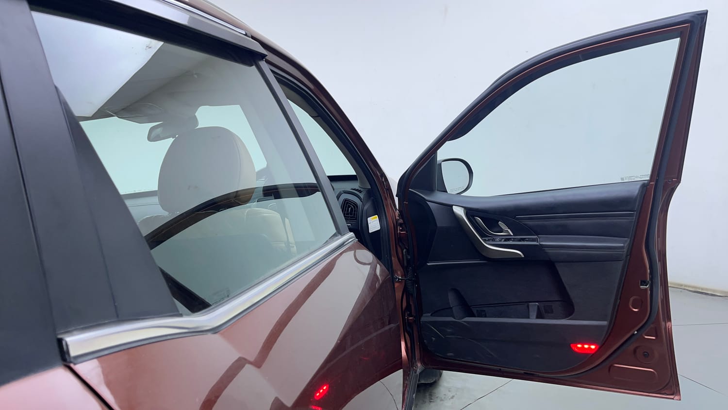 Used 2018 Mahindra XUV500 W11 AT Diesel Automatic interior RIGHT FRONT DOOR OPEN VIEW