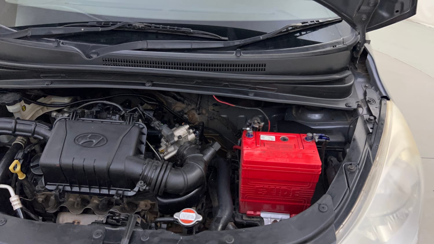 Used 2014 Hyundai i10 Era 1.1 iRDE2 Petrol Manual engine ENGINE LEFT SIDE HINGE & APRON VIEW