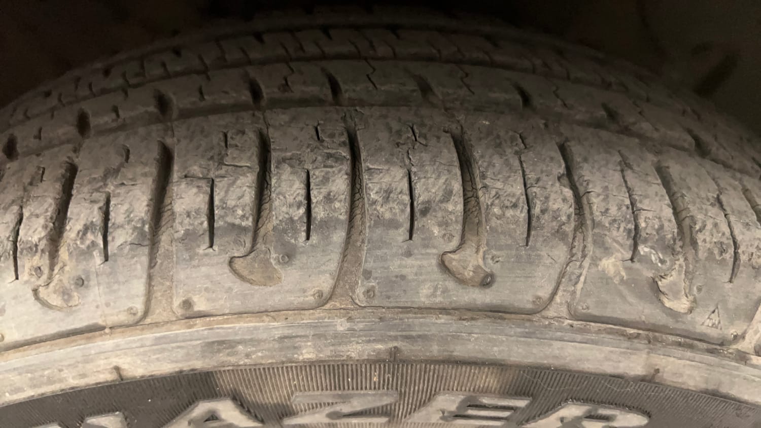 Used 2017 Hyundai Grand i10 Sportz (O) 1.2 Kappa VTVT Petrol Manual tyres RIGHT FRONT TYRE TREAD VIEW