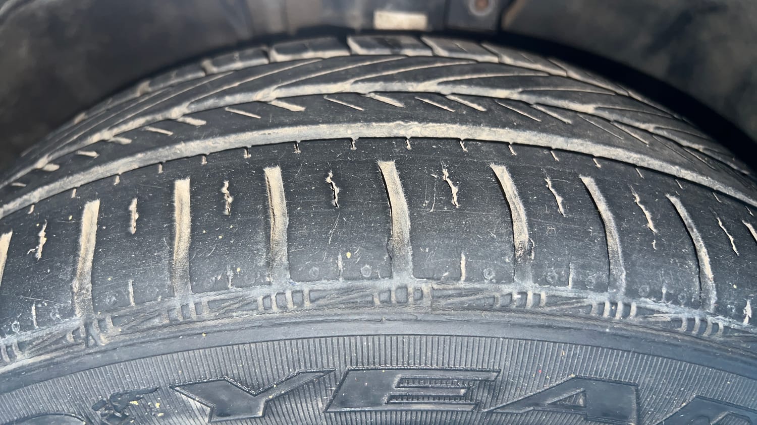 Used 2013 Volkswagen Vento Highline Petrol Petrol Manual tyres RIGHT FRONT TYRE TREAD VIEW