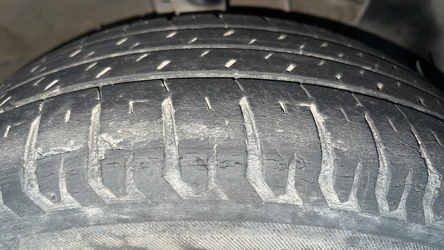 Used 2021 Hyundai Verna SX (O) 1.0 Turbo DCT Petrol Automatic tyres RIGHT FRONT TYRE TREAD VIEW