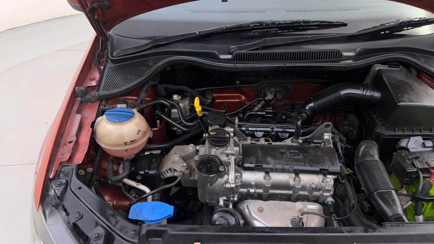 Used 2014 Volkswagen Polo Highline1.2L (P) Petrol Manual engine ENGINE RIGHT SIDE HINGE & APRON VIEW