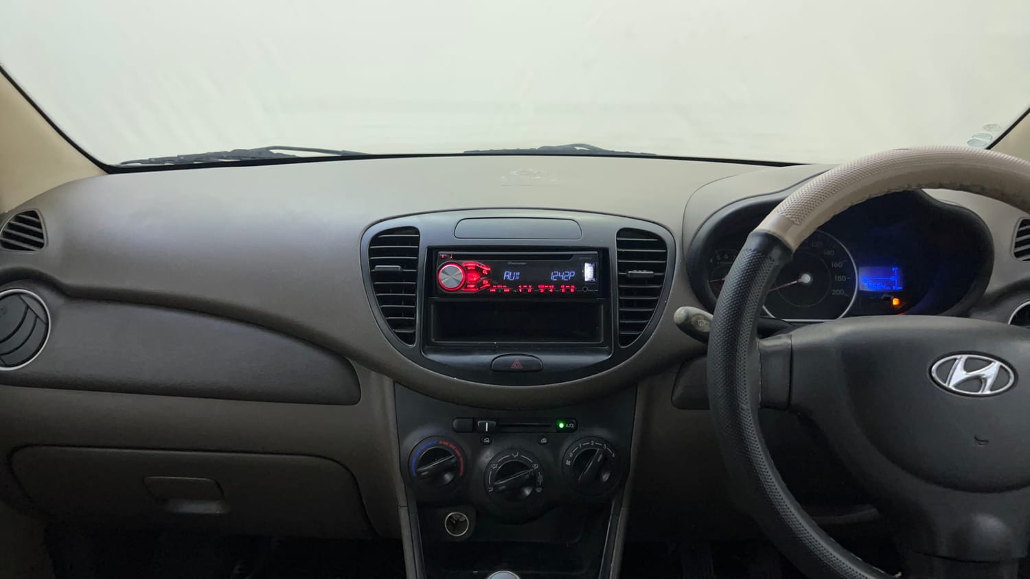 Used 2014 Hyundai i10 Era 1.1 iRDE2 Petrol Manual interior MUSIC SYSTEM & AC CONTROL VIEW