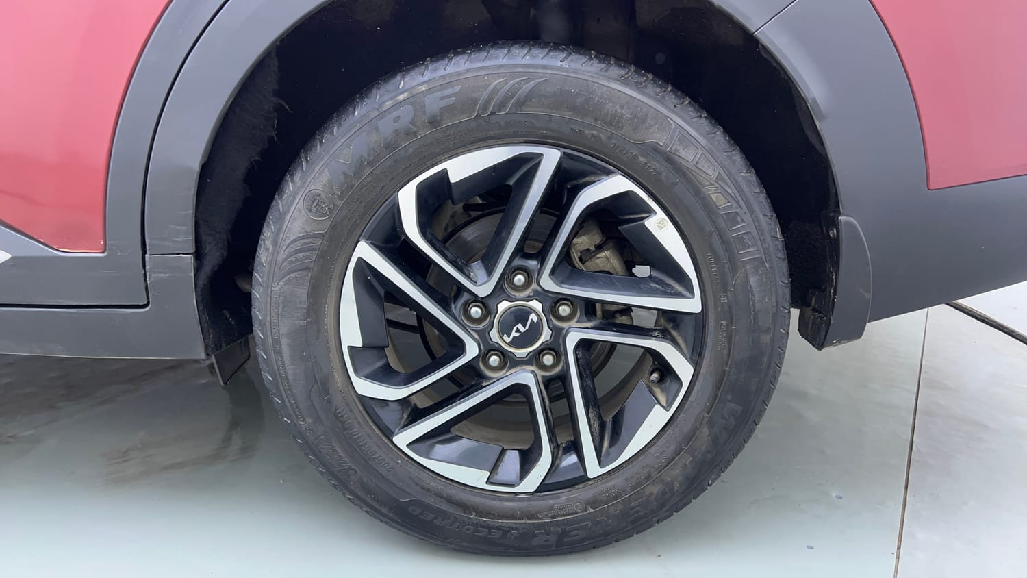 Used 2022 Kia Carens Luxury Plus 1.4 Petrol 6 STR Petrol Manual tyres LEFT REAR TYRE RIM VIEW